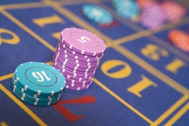 Mobile phone displaying naga 889 baccarat table with live dealer
